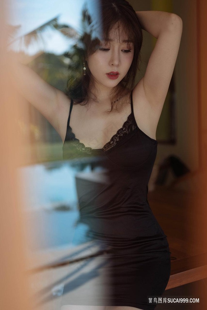 窗前温柔推动的场景